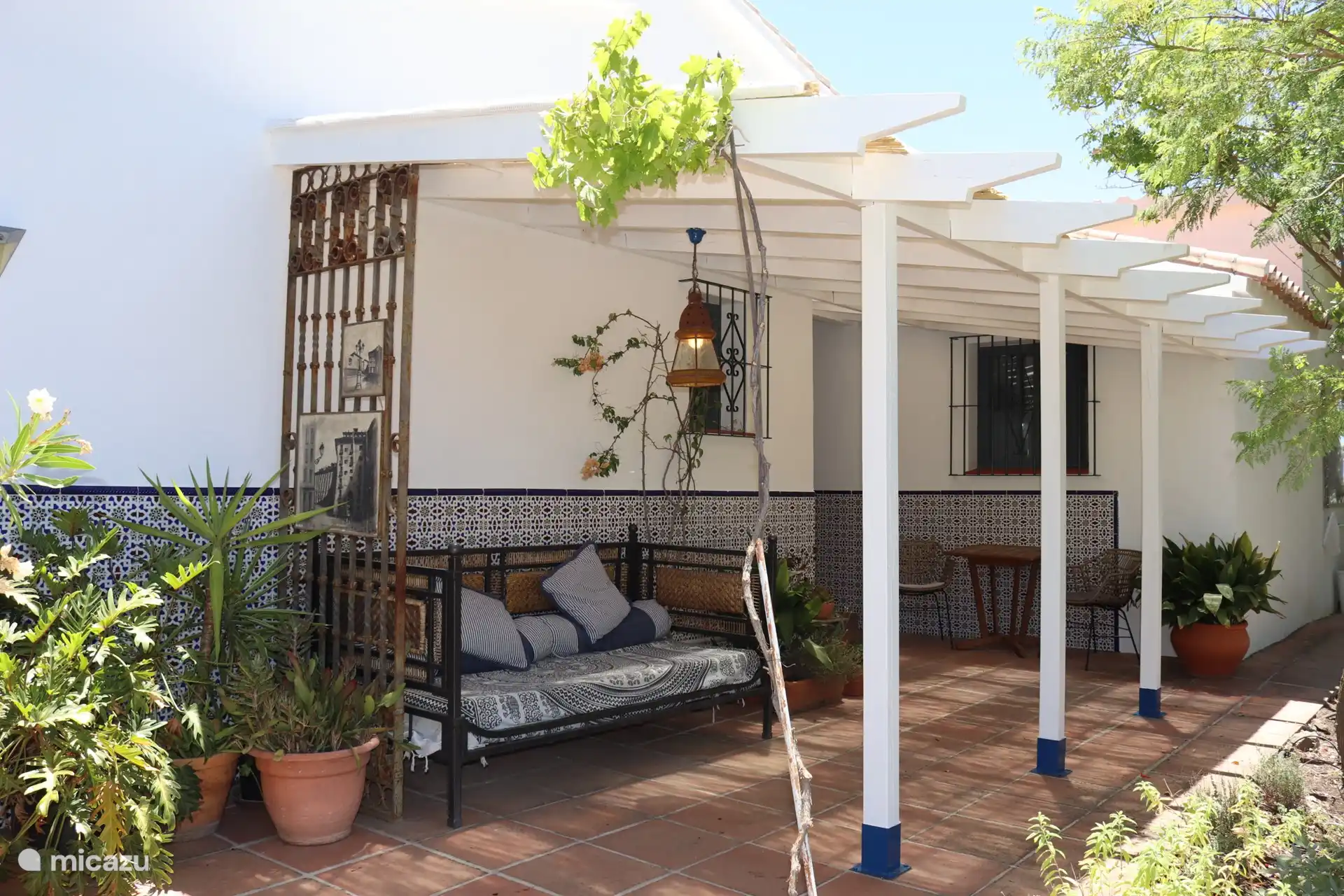 La terraza cubierta (18m2) en el lateral de la casa es accesible desde la cocina. Desde aquí hay una hermosa vista sobre el valle y la puesta de sol. Esta terraza cubierta se encuentra en el oeste. ¡También es un lugar encantador para comer afuera al atardecer por la noche!