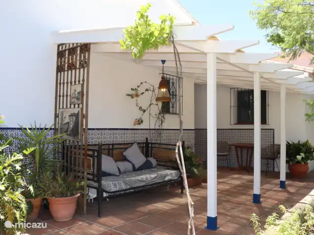 Cortijo Algarrobo en España, Costa del Sol, Torrox - villa La terraza cubierta (18m2) en el lateral de la casa es accesible desde la cocina. Desde aquí hay una hermosa vista sobre el valle y la puesta de sol. Esta terraza cubierta se encuentra en el oeste. ¡También es un lugar encantador para comer afuera al atardecer por la noche!
