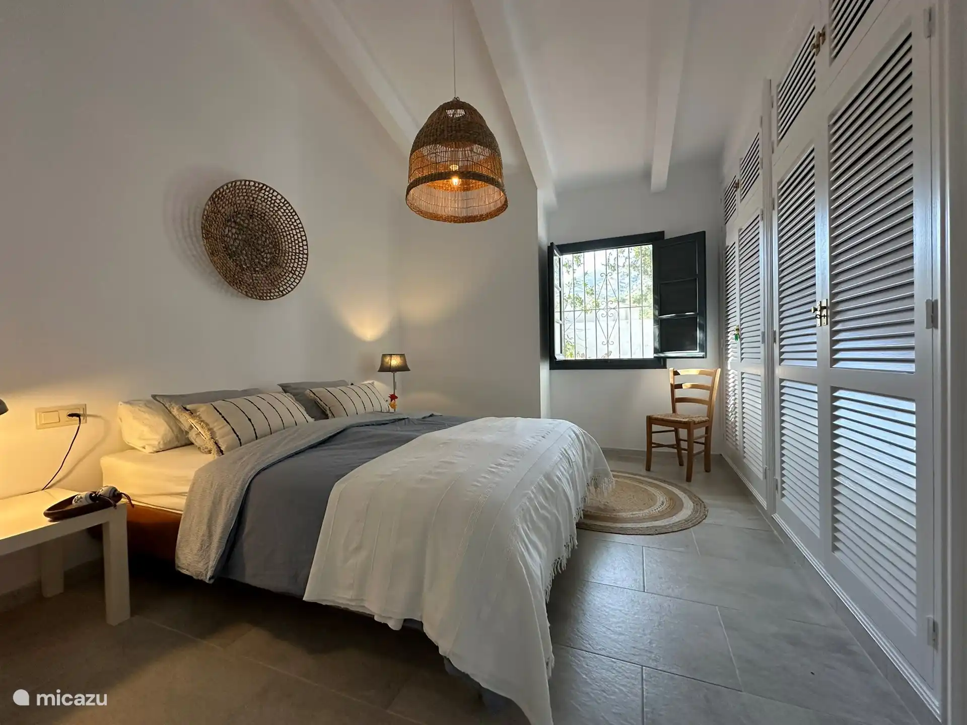 El dormitorio 1 se encuentra en la parte trasera de la casa y cuenta con una cama doble, un gran armario empotrado, un baño en suite y aire acondicionado.