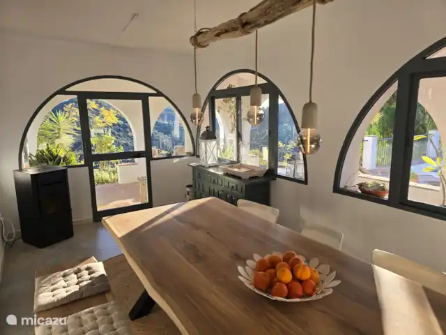 Cortijo Algarrobo en España, Costa del Sol, Torrox - villa La villa ofrece mucho espacio habitable. En el invernadero es agradable cenar con un grupo más grande.