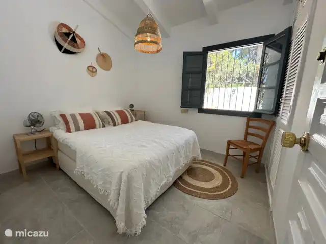 Cortijo Algarrobo en España, Costa del Sol, Torrox - villa El dormitorio 2 se encuentra en la parte trasera de la casa y tiene una cama doble, un gran armario empotrado y aire acondicionado.