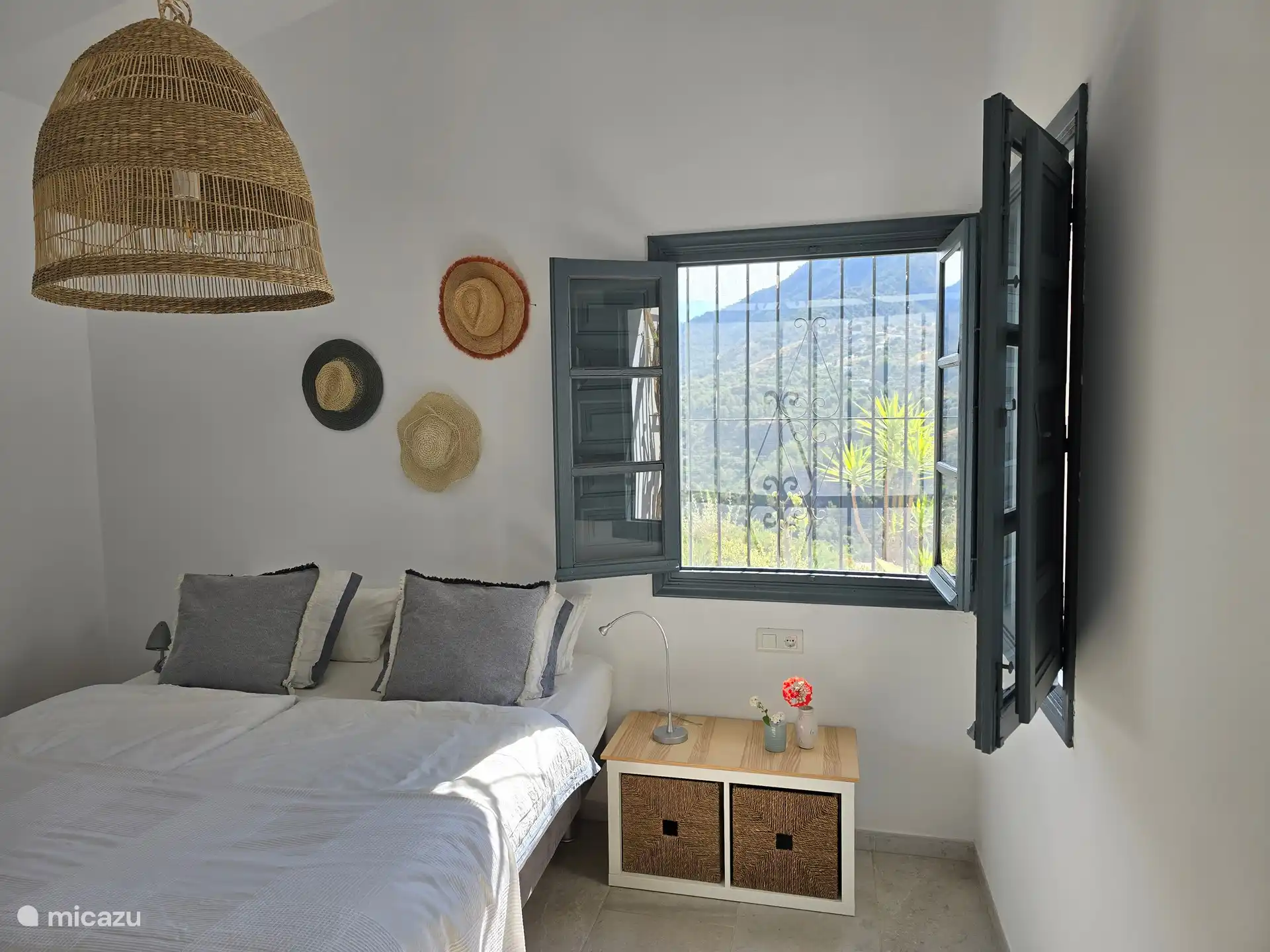 El dormitorio 3 se encuentra en el lateral de la casa y tiene una cama doble, un gran armario empotrado y aire acondicionado.