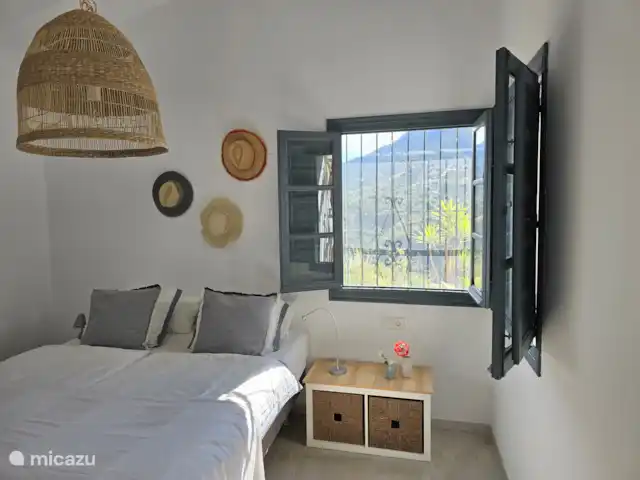 Cortijo Algarrobo en España, Costa del Sol, Torrox - villa El dormitorio 3 se encuentra en el lateral de la casa y tiene una cama doble, un gran armario empotrado y aire acondicionado.