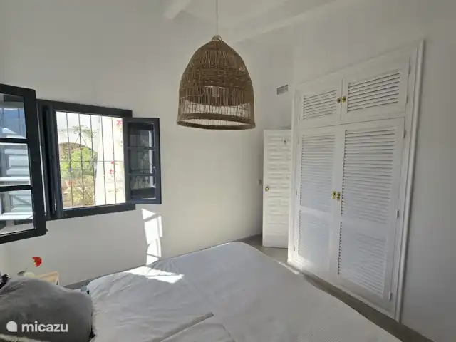 Cortijo Algarrobo en España, Costa del Sol, Torrox - villa Dormitorio 3, ubicado en el este con ventanas dobles con vista a las montañas circundantes de a.o. Frigiliana y con vistas al mar a lo lejos.