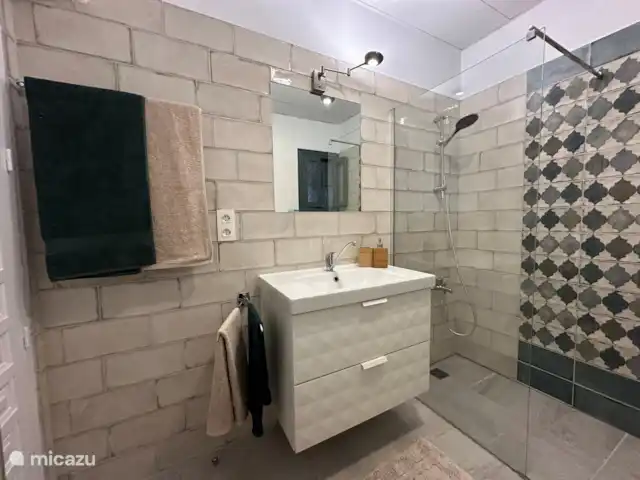 Cortijo Algarrobo en España, Costa del Sol, Torrox - villa El baño 2 se encuentra fuera del pasillo y es el baño comunitario. Está equipado con una ducha a ras de suelo, un lavabo en los muebles, un urinario y un inodoro.