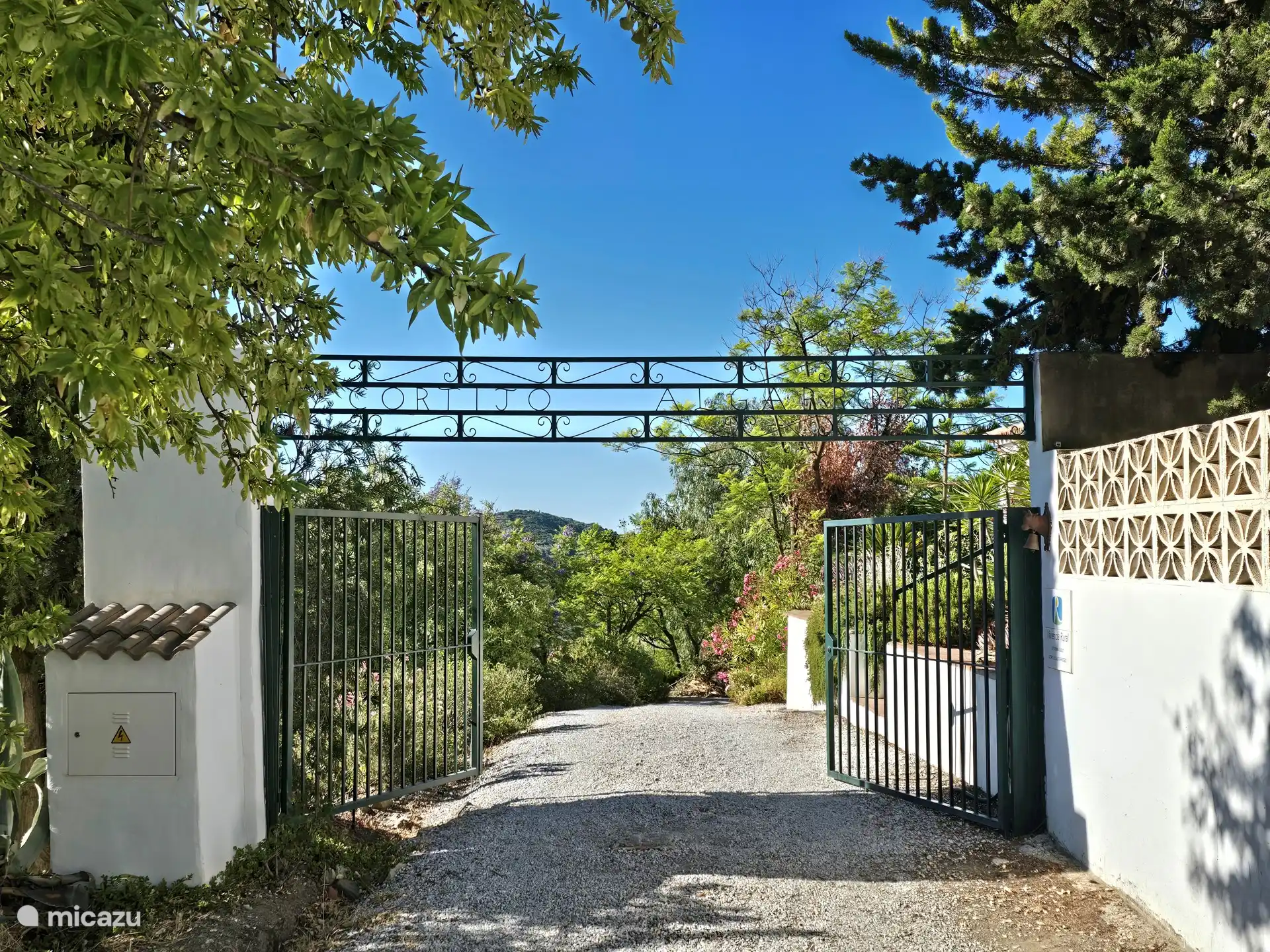 La entrada a la propiedad con valla. 
