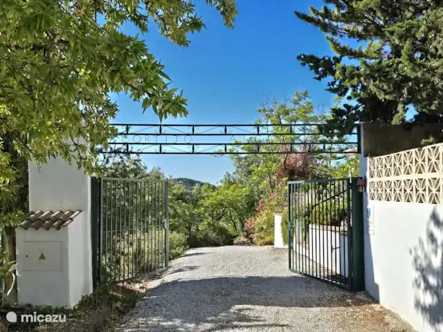 Cortijo Algarrobo en España, Costa del Sol, Torrox - villa La entrada a la propiedad con valla.