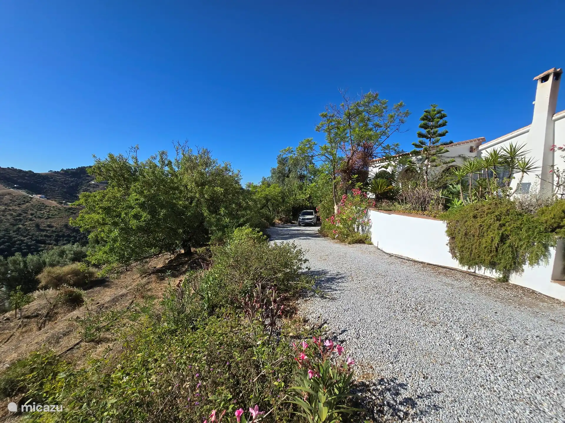 El camino de entrada está al lado de la casa. Aquí se pueden aparcar varios coches.