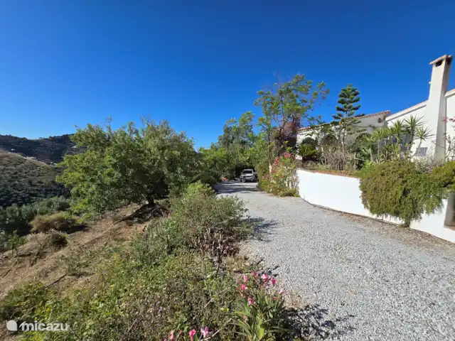 Cortijo Algarrobo en España, Costa del Sol, Torrox - villa El camino de entrada está al lado de la casa. Aquí se pueden aparcar varios coches.