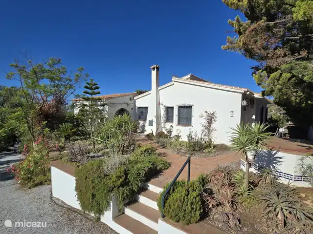 Cortijo Algarrobo en España, Costa del Sol, Torrox - villa El lado de la casa con el camino del jardín (iluminado) hasta la entrada (lateral) de la casa.