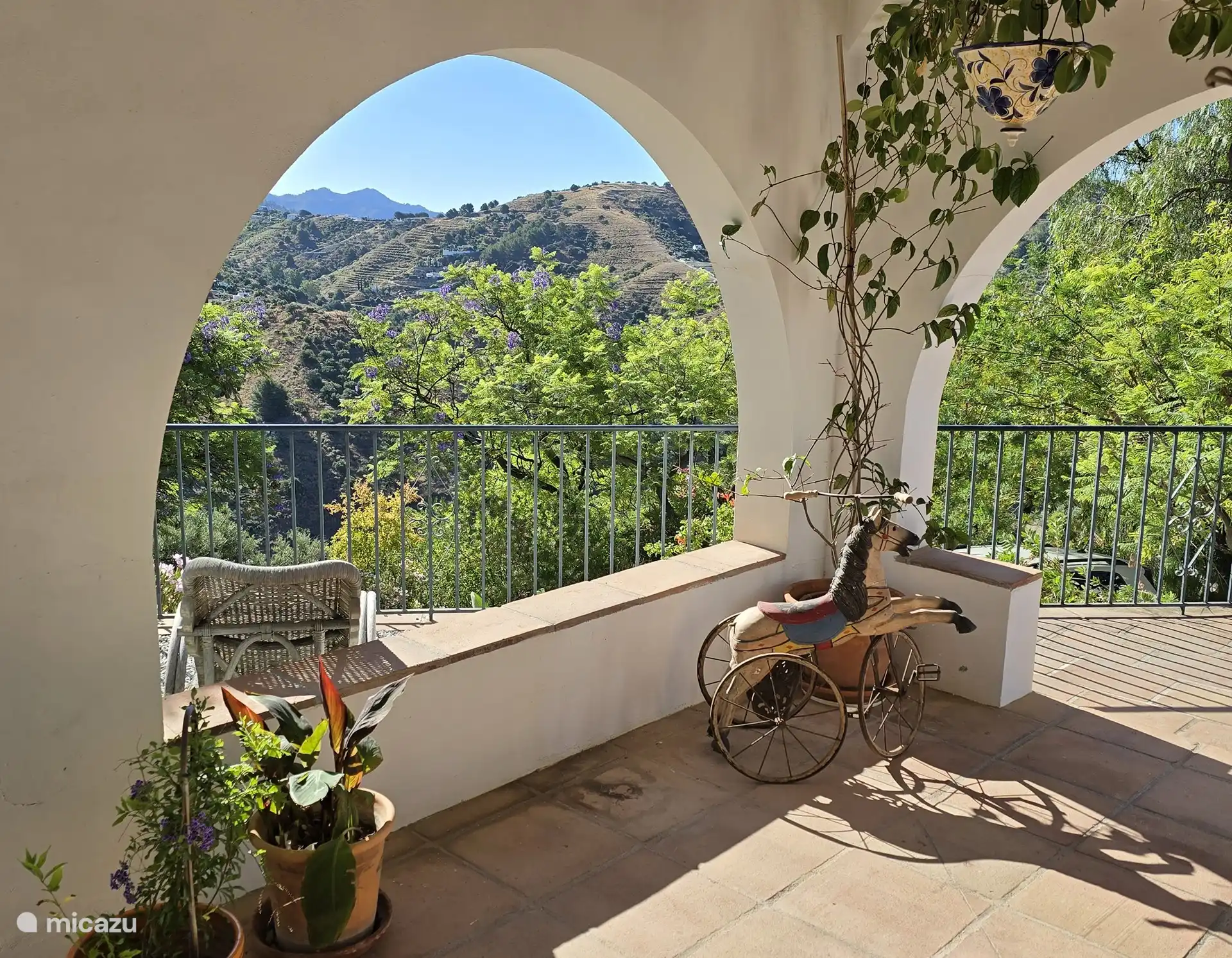 Vista desde la terraza de las montañas mirando hacia el este en uno de los pueblos blancos de Frigiliana.