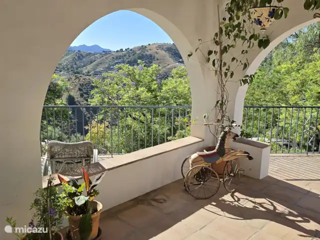 Cortijo Algarrobo en España, Costa del Sol, Torrox - villa Vista desde la terraza de las montañas mirando hacia el este en uno de los pueblos blancos de Frigiliana.