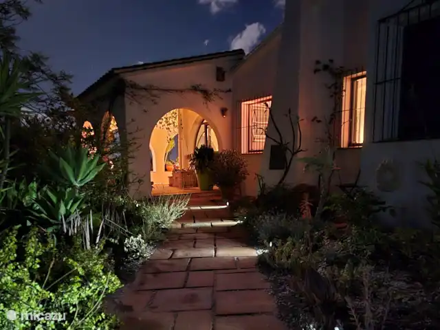 Cortijo Algarrobo en España, Costa del Sol, Torrox - villa Entrada a la puerta principal en el invernadero a lo largo del sendero iluminado del jardín.