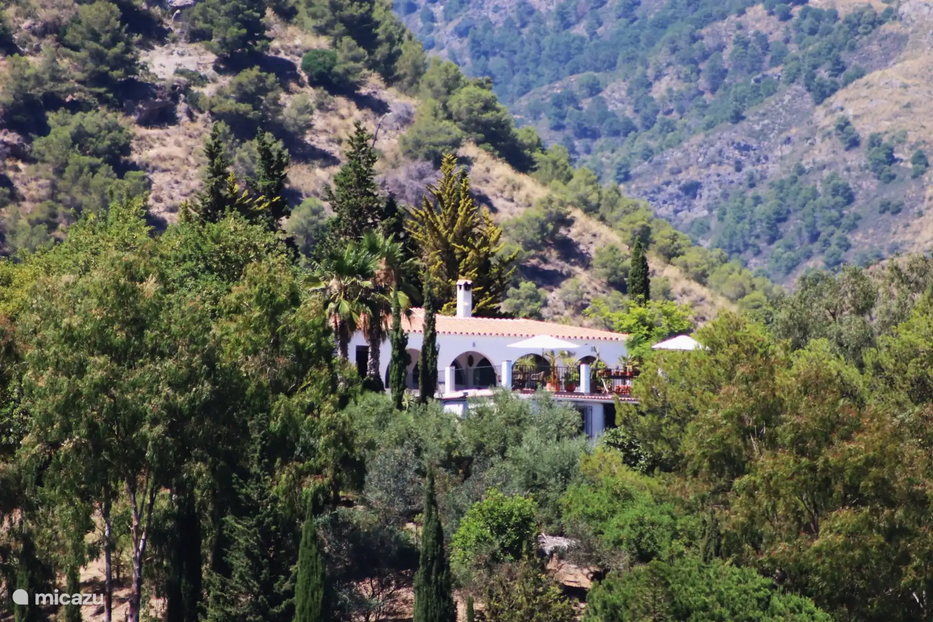 Vista de la villa (desde una montaña opuesta). ¡Esto muestra claramente que hay mucha privacidad!