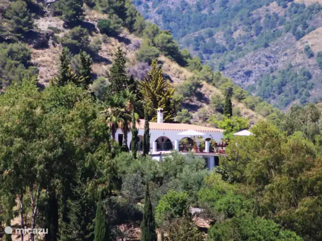 Cortijo Algarrobo en España, Costa del Sol, Torrox - villa Vista de la villa (desde una montaña opuesta). ¡Esto muestra claramente que hay mucha privacidad!