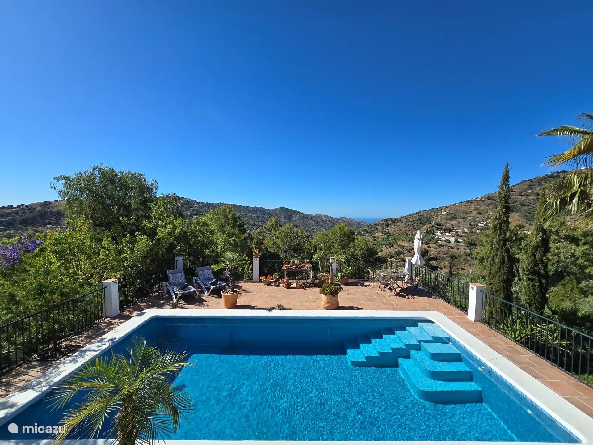 Gran piscina de 8x4 metros orientada al sur. A su alrededor hay una terraza por todos los lados. Vista al mar. ¡En invierno, se pueden ver las montañas del Atlas a lo lejos!