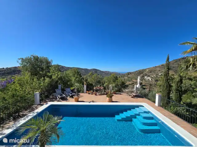 Cortijo Algarrobo en España, Costa del Sol, Torrox - villa Gran piscina de 8x4 metros orientada al sur. A su alrededor hay una terraza por todos los lados. Vista al mar. ¡En invierno, se pueden ver las montañas del Atlas a lo lejos!