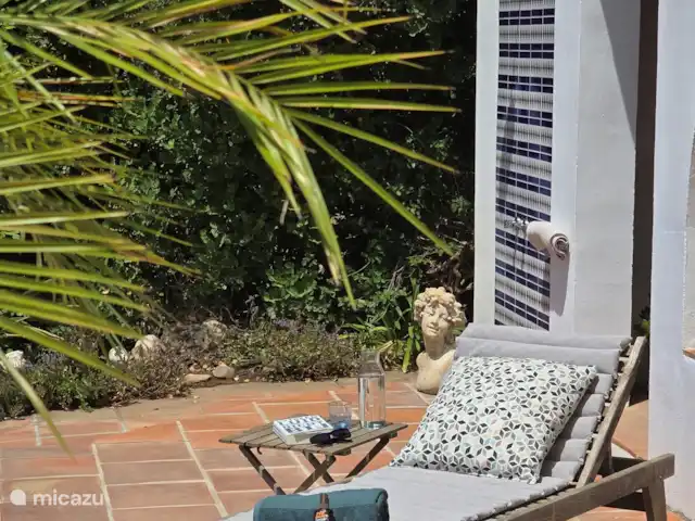 Cortijo Algarrobo en España, Costa del Sol, Torrox - villa Relajar. Al fondo la ducha exterior con agua fría y caliente.