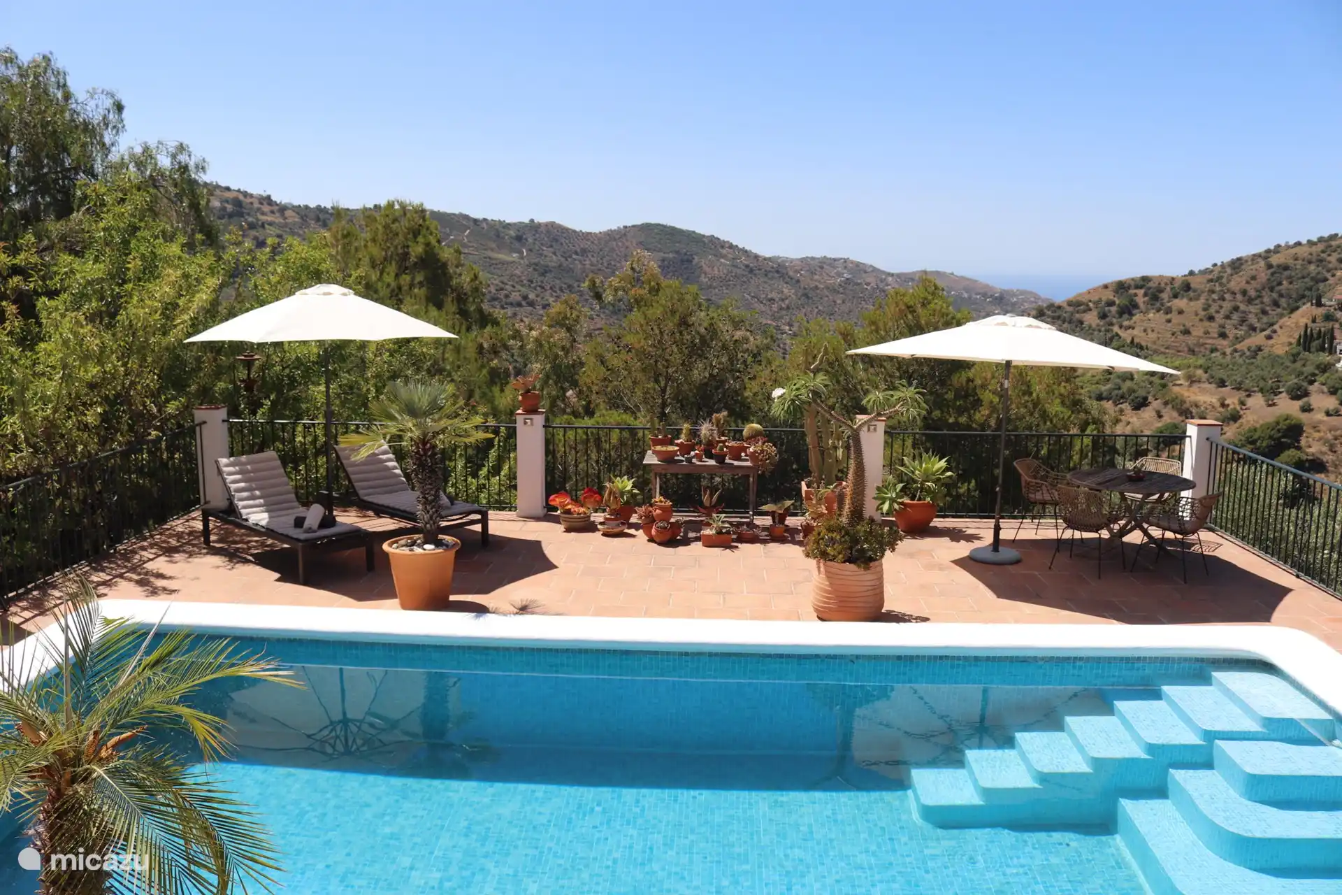 Vista desde la terraza orientada al sur sobre el valle y el mar Mediterráneo. Desde primera hora de la mañana hasta la noche, siempre al sol, pero también con muchos asientos con sombra.