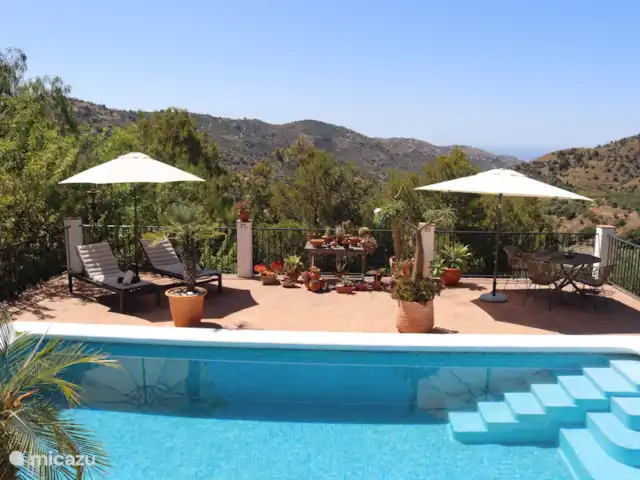 Cortijo Algarrobo en España, Costa del Sol, Torrox - villa Vista desde la terraza orientada al sur sobre el valle y el mar Mediterráneo. Desde primera hora de la mañana hasta la noche, siempre al sol, pero también con muchos asientos con sombra.