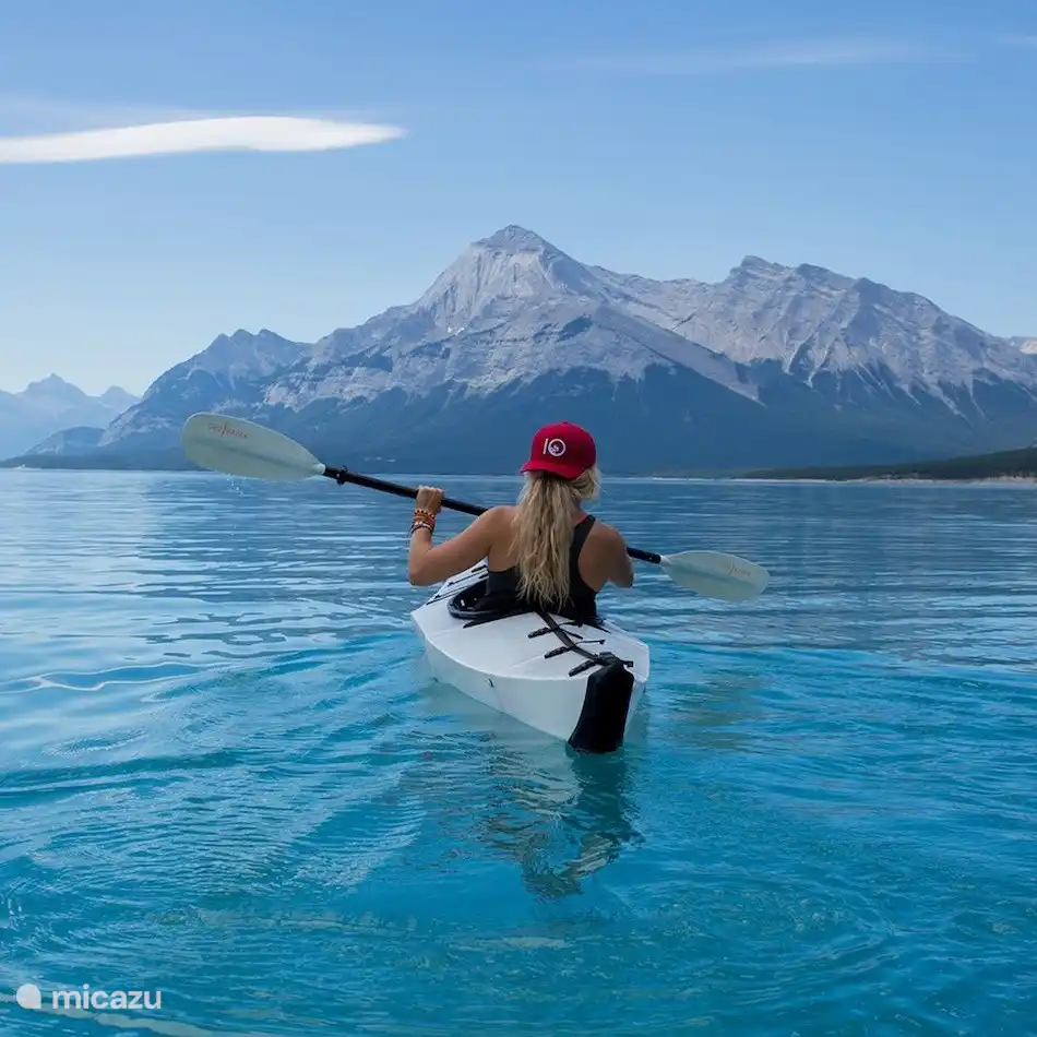 Tanto si eres un navegante experimentado como si es la primera vez que exploras las aguas, el lago de Serre-Ponçon ofrece algo para todos. El lago, con su amplia superficie de 28,2 kilómetros cuadrados, es perfecto para la navegación, el windsurf, el kayak y el paddleboarding.