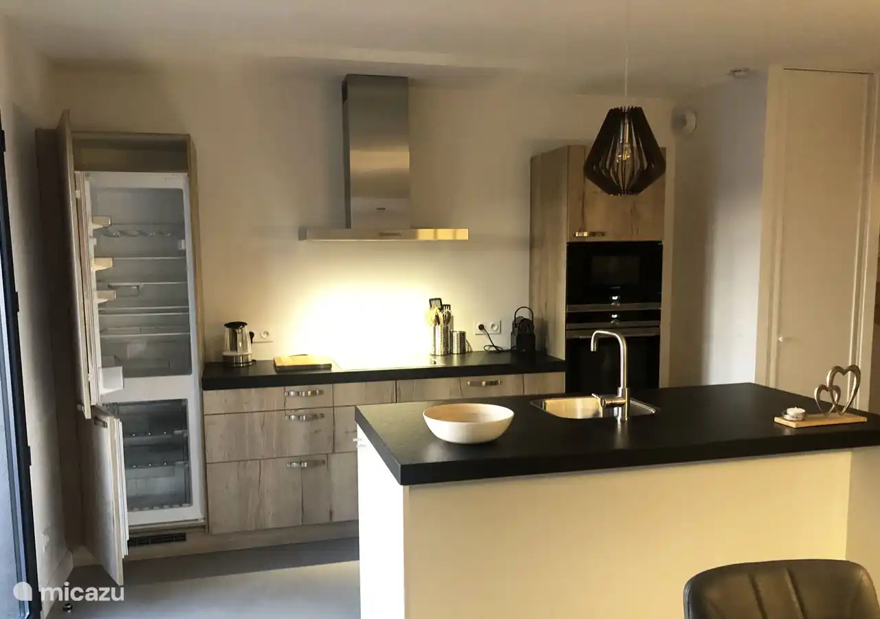 Acogedora cocina con electrodomésticos modernos