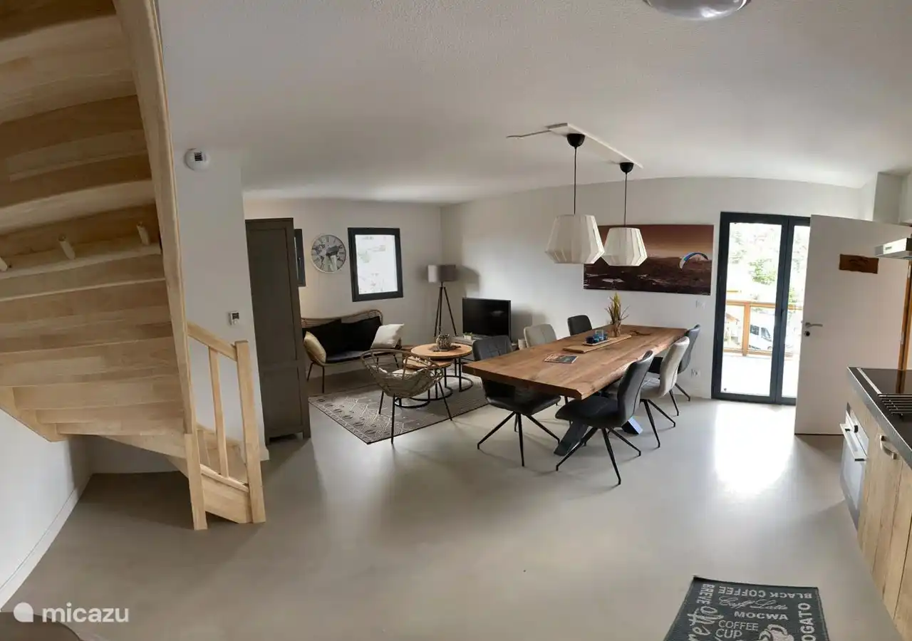 Geräumige Küche mit großem Tisch und moderner Küche.