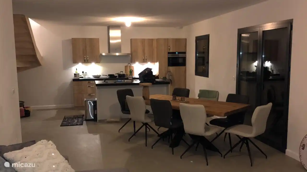 Geräumige Küche mit großem Tisch und moderner Küche.