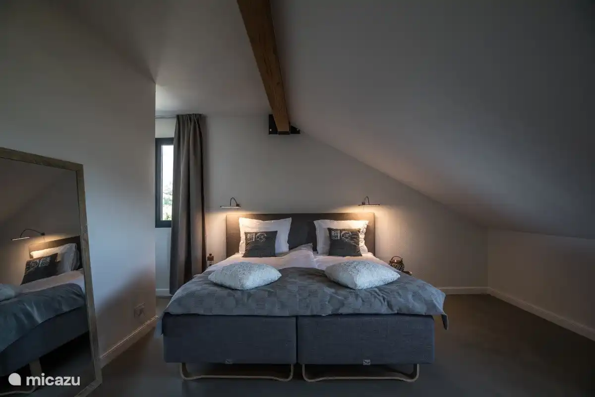 Schlafzimmer mit bequemem Springbox-Bett.