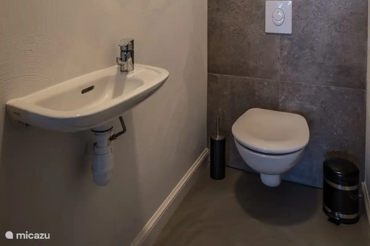 Ordentliche, moderne Toilette.