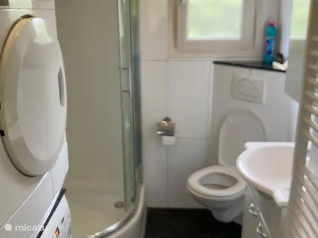 chalet huren in Nederland, Flevoland, Biddinghuizen – Chalet veluwemeer kids mooie badkamer met wasmachine en droger