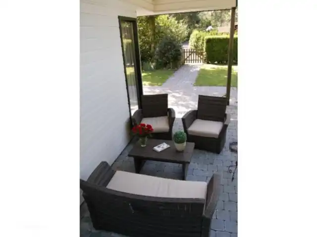 chalet huren in Nederland, Flevoland, Biddinghuizen – Chalet veluwemeer kids u heeft meerdere plekken om gezellig te zitten buiten in de avonduren.