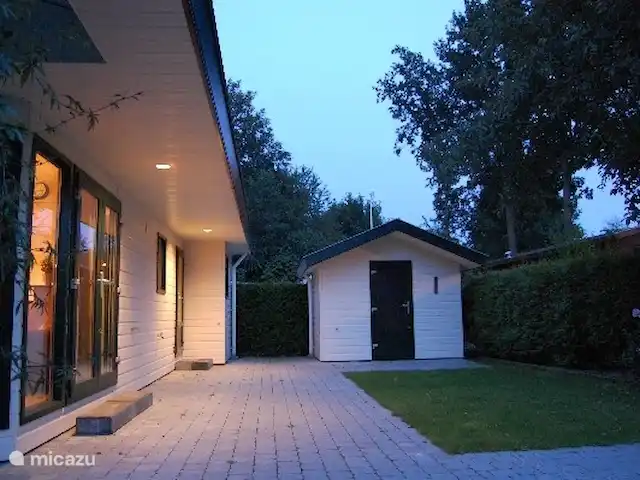 chalet huren in Nederland, Flevoland, Biddinghuizen – Chalet veluwemeer kids er is mooie buitenverlichting waardoor u ook in de avonduren gezellig buiten kunt zitten