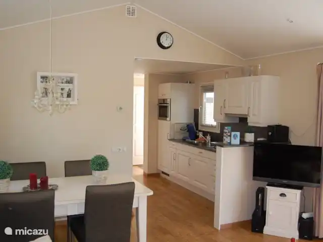 chalet huren in Nederland, Flevoland, Biddinghuizen – Chalet veluwemeer kids een gezellige keuken met eethoek