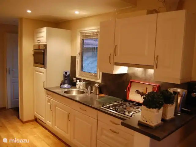 chalet huren in Nederland, Flevoland, Biddinghuizen – Chalet veluwemeer kids de keuken is van alle gemakken voorzien een vaatwasser airfryer combi magnetron senseo, koffiezetapparaat.  etc