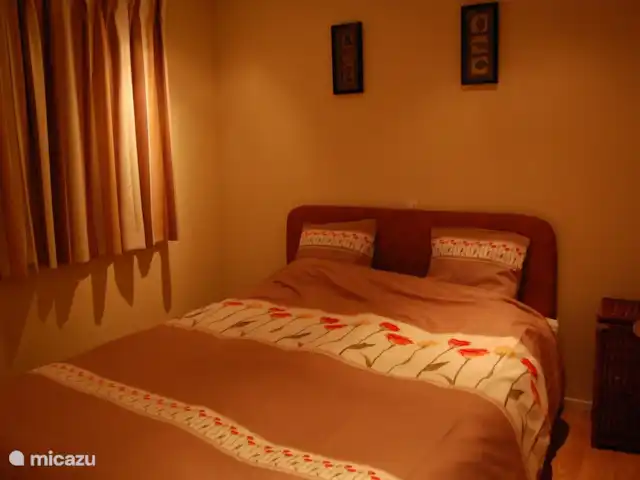 chalet huren in Nederland, Flevoland, Biddinghuizen – Chalet veluwemeer kids een ruime gezellige slaapkamer met een grote schuifkast