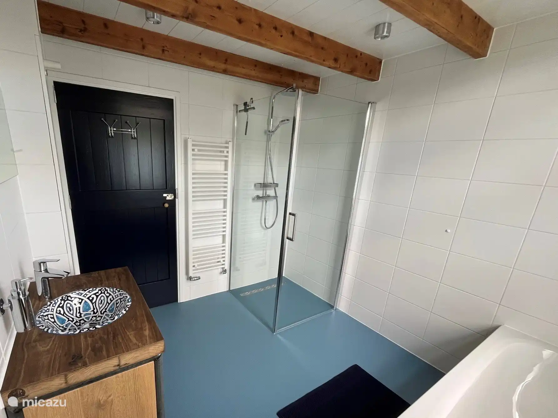 Badezimmer mit Dusche, Badewanne und WC (Erdgeschoss)