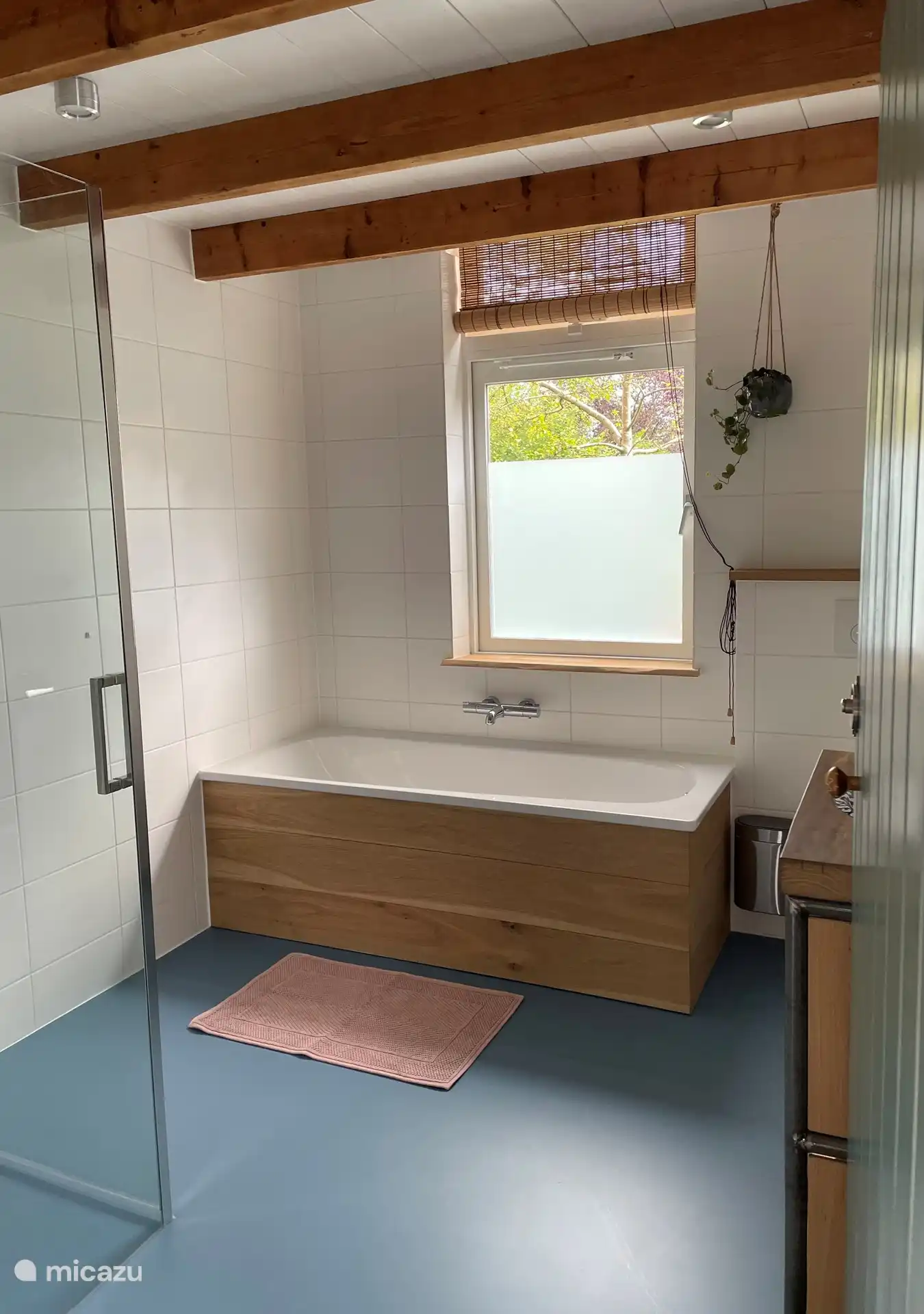 Badezimmer mit Badewanne