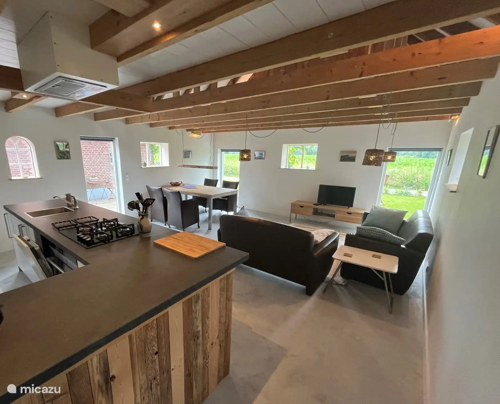 Wohn-/Esszimmer mit offener Küche von der Tür des Hauptschlafzimmers aus gesehen