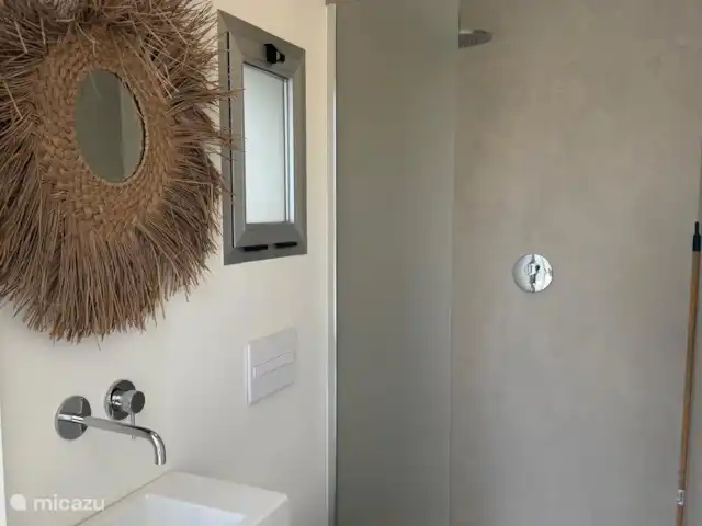 Villa Milano Moraira prive zwembad huren in Spanje, Costa Blanca, Moraira - villa de badkamer met douche en toilet bij het zwembad