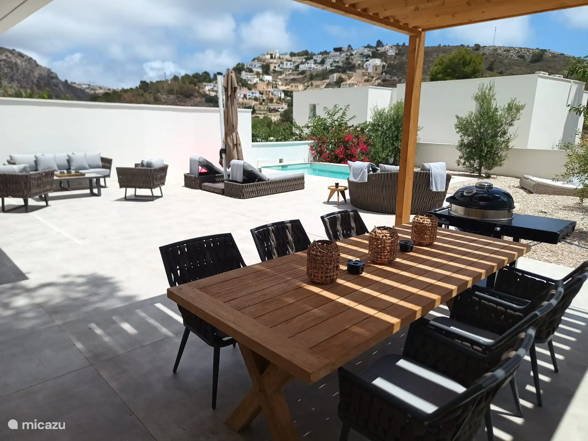 On the terrace you will find luxurious sunbeds, a loveseat, a lounge set and also a covered area with a dining area and a barbecue 