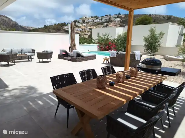Villa Milano Moraira prive zwembad huren in Spanje, Costa Blanca, Moraira - villa op het terras vind je luxe ligbedden, een loveseat, een lounge set en ook een overdekt gedeelte met een eethoek en een barbecue