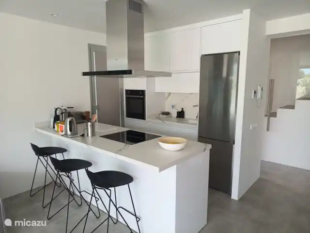 Villa Milano Moraira prive zwembad huren in Spanje, Costa Blanca, Moraira - villa de keuken is o.a. voorzien een vaatwasser, koelkast met vriesladen, Dolce gusto apparaat, oven, waterkoker, broodrooster en een sinaasappelpers