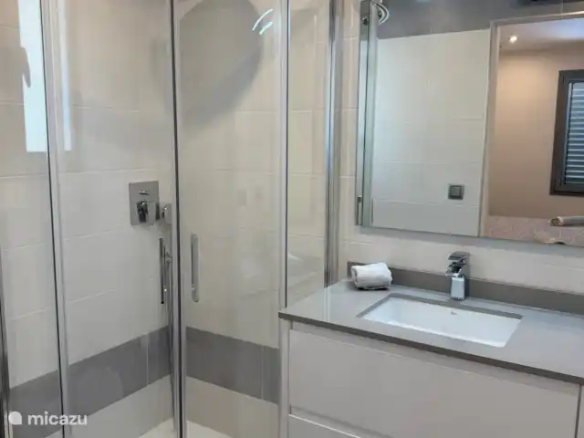 Piscine privée Casa Rembrandt Moraira | Espagne, Costa Blanca, Moraira - villa La salle de bain avec douche et WC adjacente à la chambre parentale