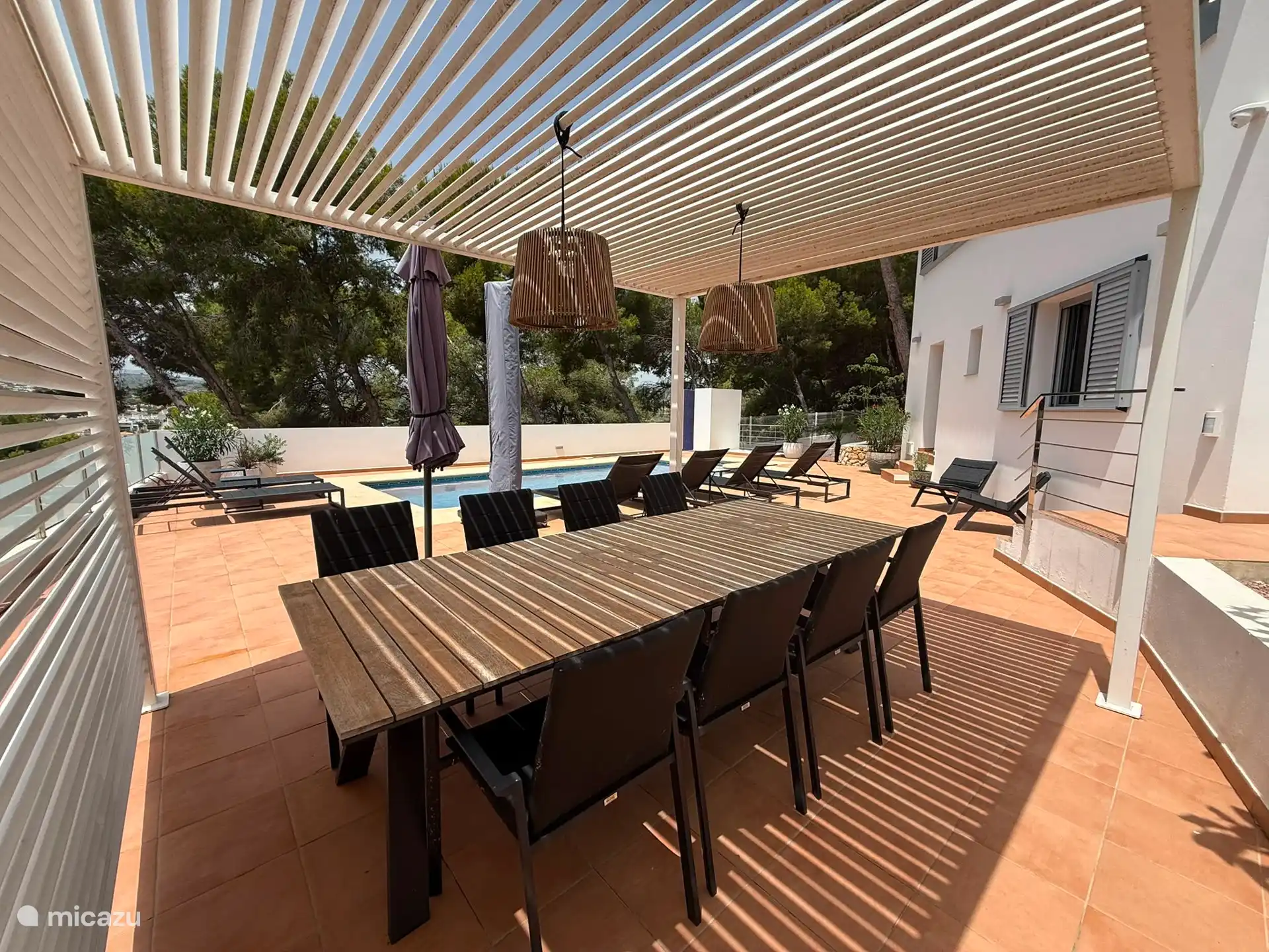 Die überdachte Terrasse am Pool
