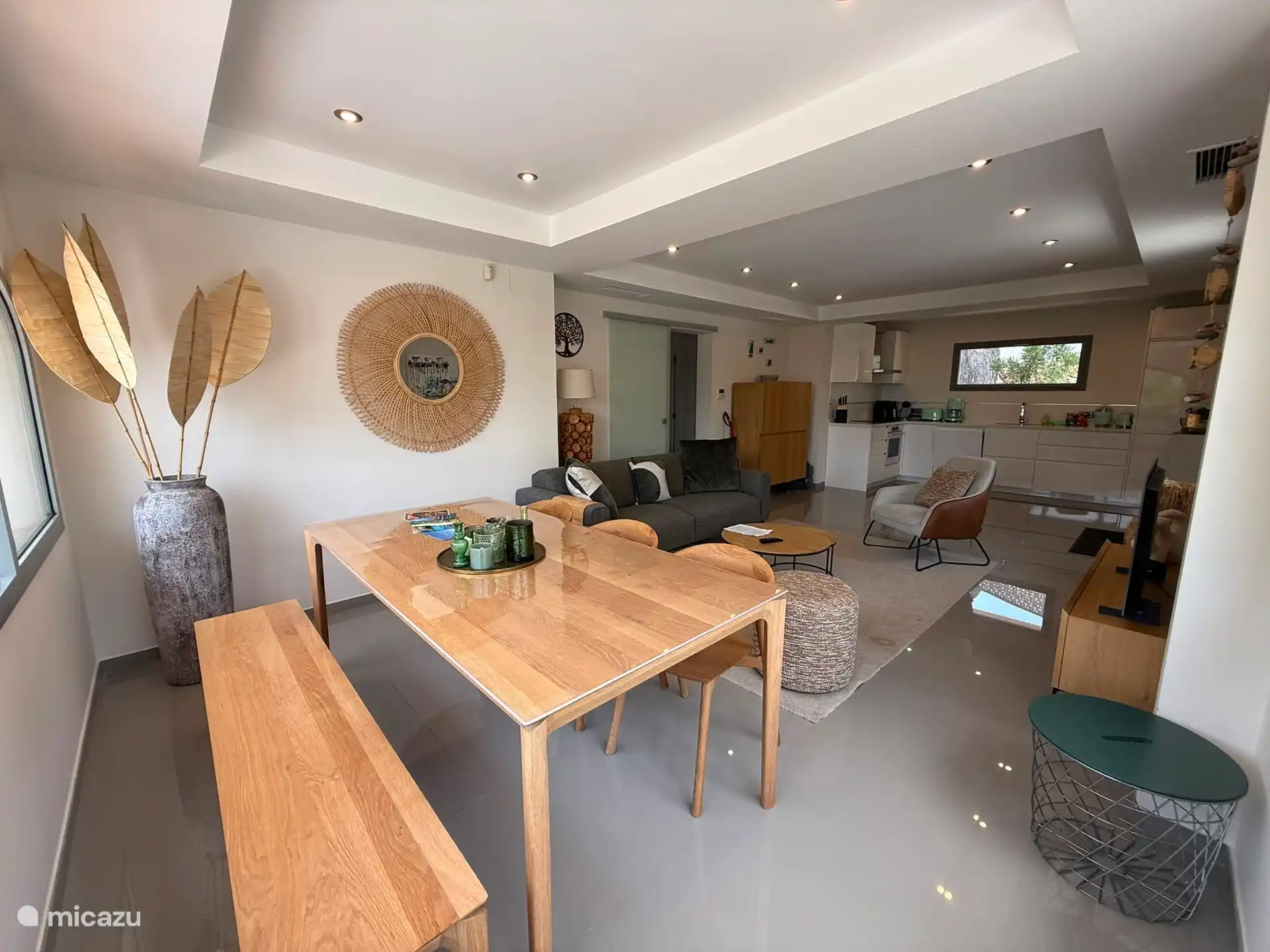 Das Wohnzimmer-Esszimmer, das an die Küche angrenzt.