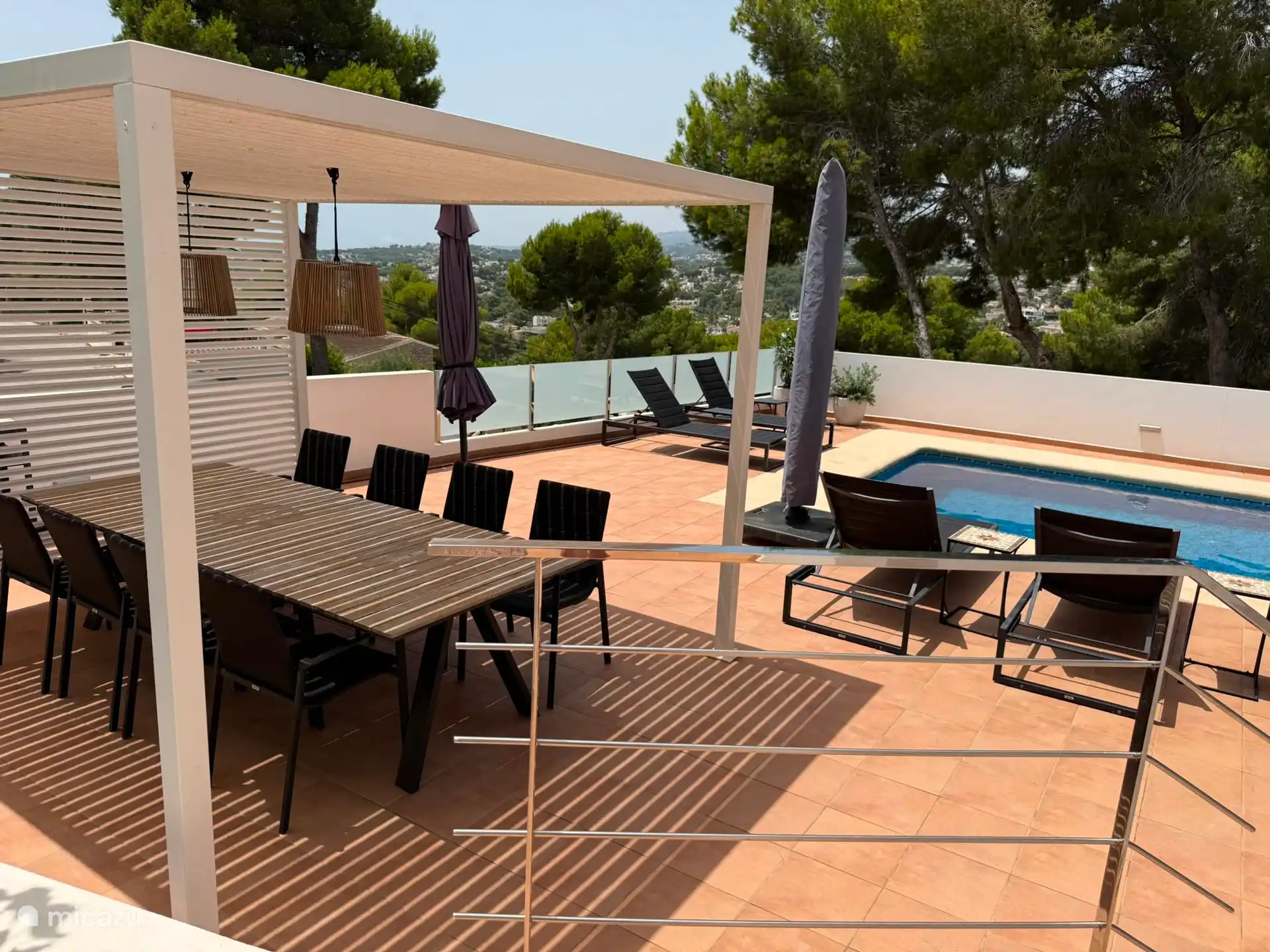 die teilweise überdachte Terrasse am Pool mit Speisebereich und 6 Sonnenliege