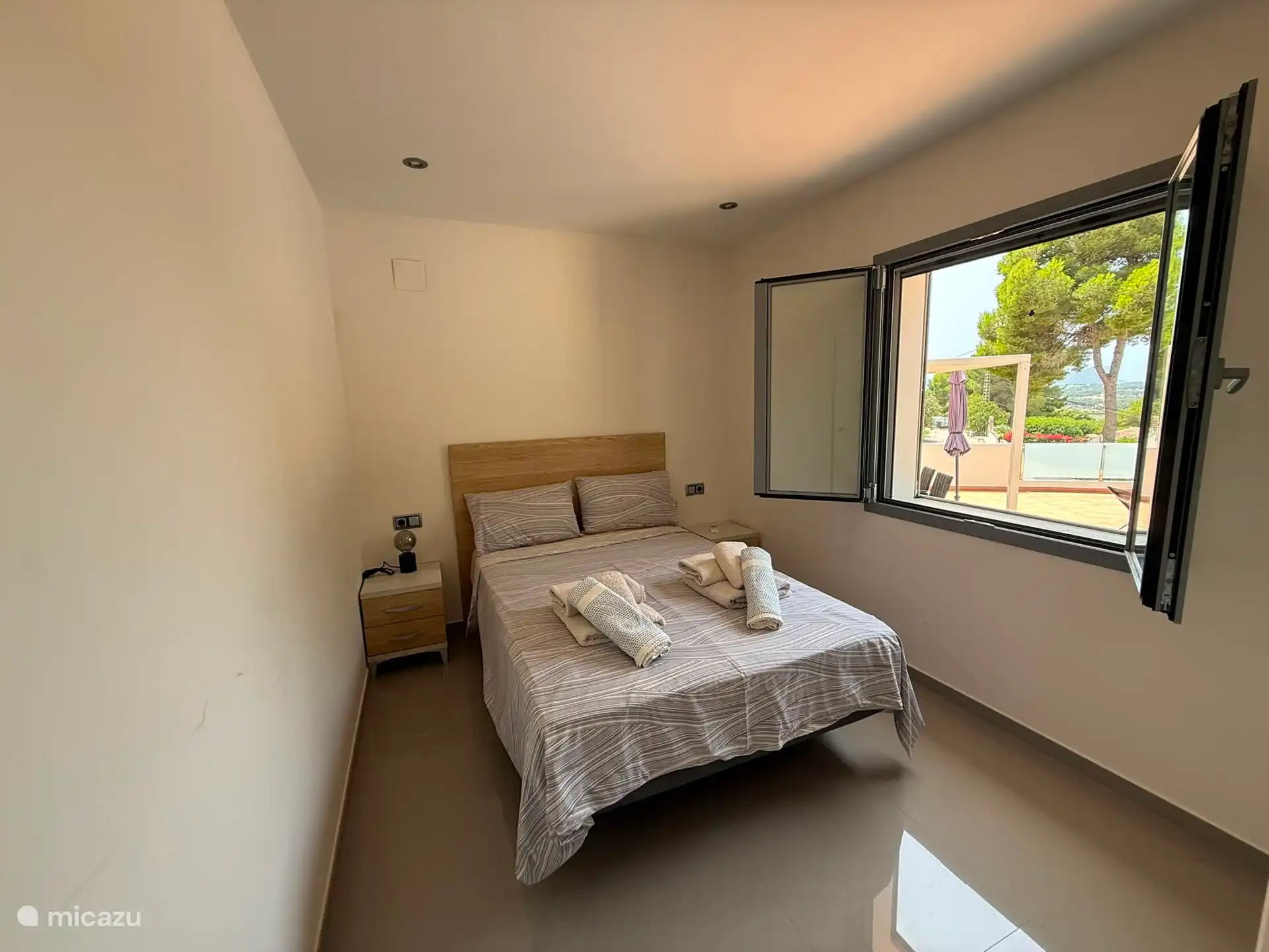 Das dritte Schlafzimmer in der Wohnung auf Höhe der Sonnenterrasse und des Schwimmbeckens