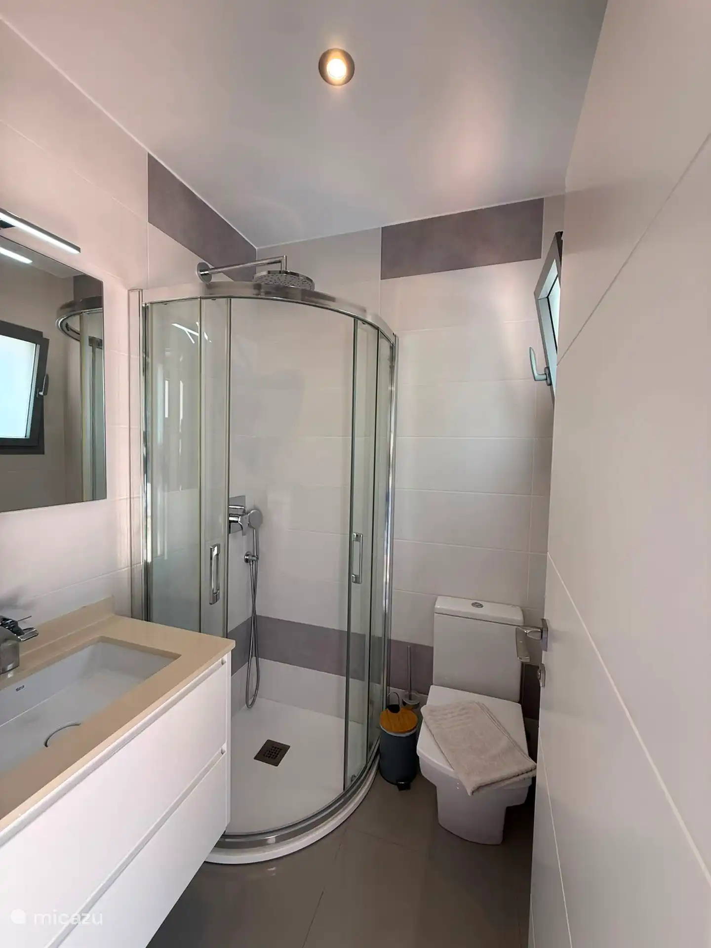 Das Badezimmer in der Wohnung in der Nähe des dritten Schlafzimmers