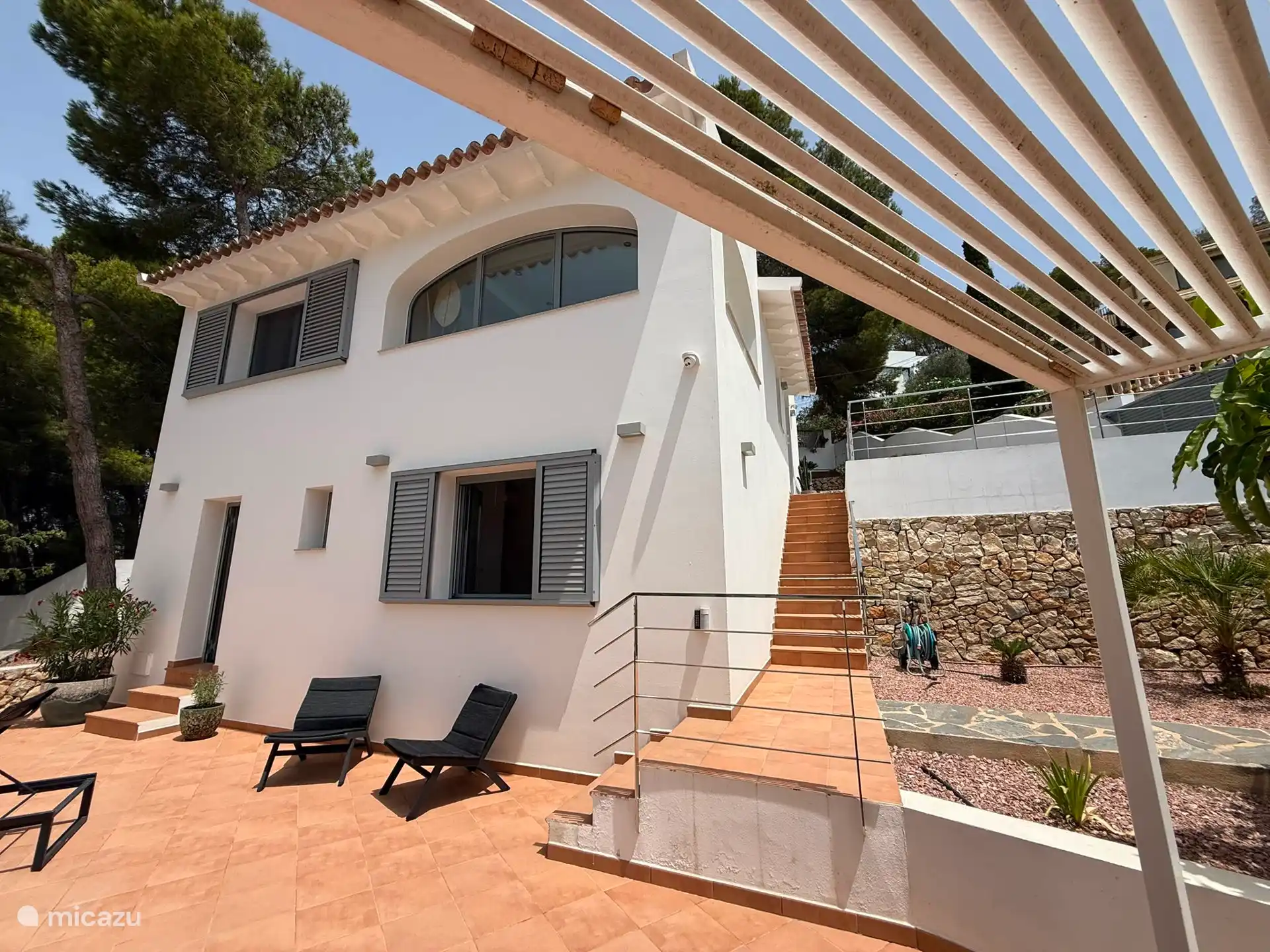 Die Villa gesehen von der überdachten Terrasse aus